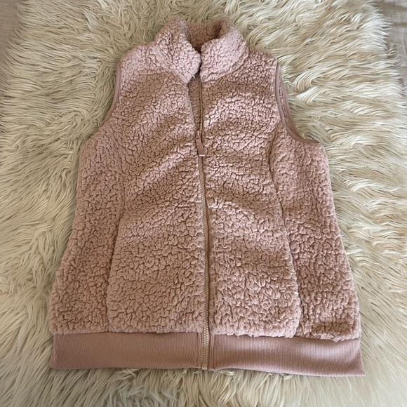 Pale Pink | Sherpa Vest - Picture 2 of 11